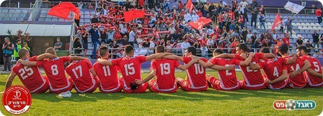 שחקני מרמורק אל מול הקהל (יוסי סוריק)